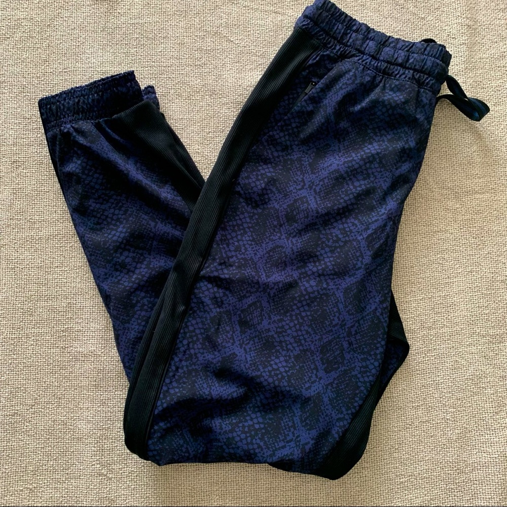 Athleta Printed Brooklyn Jogger Blue Python
NWOT - Picture 3 of 11